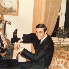 1965 A Derek am Klavier