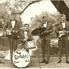 1966 Spotnicks Gruppenfoto draussen 2