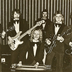 1974 11 Spotnicks Gruppenfoto m Todde (3)