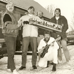 1983 11 Spotnicks outside